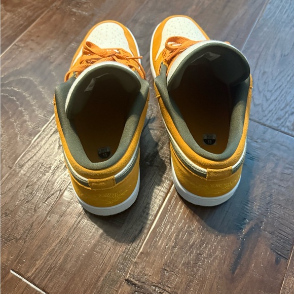 Jordan 1 low. Men's size 13. Color is curry and olive. Great condition - Picture 2 of 5